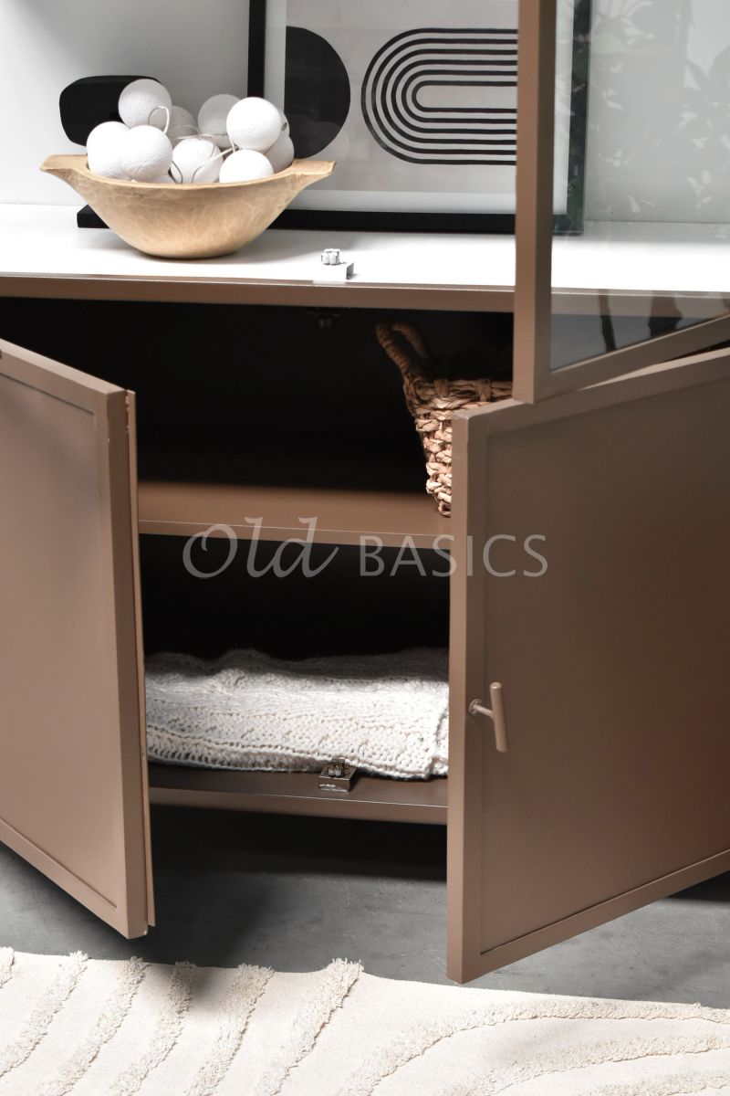 Detail van Apothekerskast Ilya Grand Walnootbruin, bruin, cognac, materiaal staal